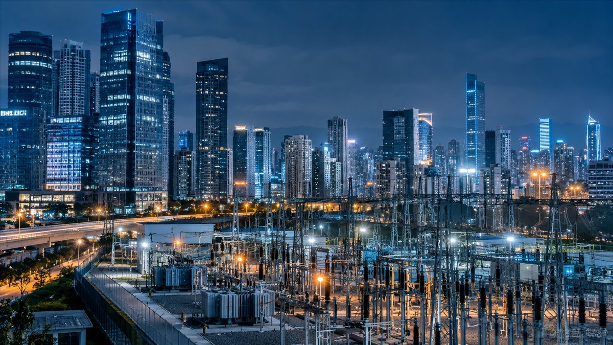 现代城市夜间电网与网络基础设施场景